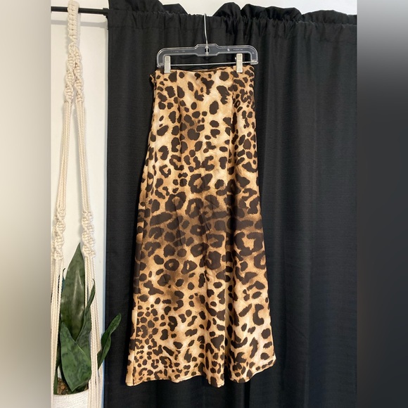 Forever 21 leopard print midi skirt. Silk material. Size small. - Picture 1 of 3